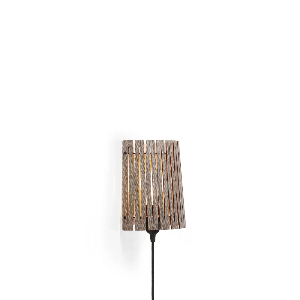 NKJ Design / Væglampe / WOOD SIX / Birch Stone Grey.
Grå WOOD SIX væglampe i birketræ fra NKJ Design.
