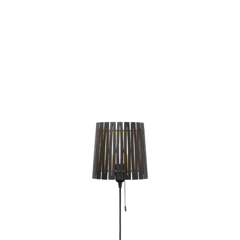 NKJ Design / Væglampe / WOOD SIX / Birch Slate Grey.
Grå WOOD SIX væglampe i birketræ fra NKJ Design.