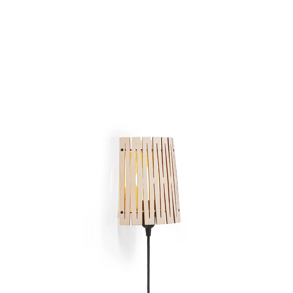 NKJ Design / Væglampe / WOOD SIX / Birch.
Håndlavet væglampe i birk med grafiske udskæringer.