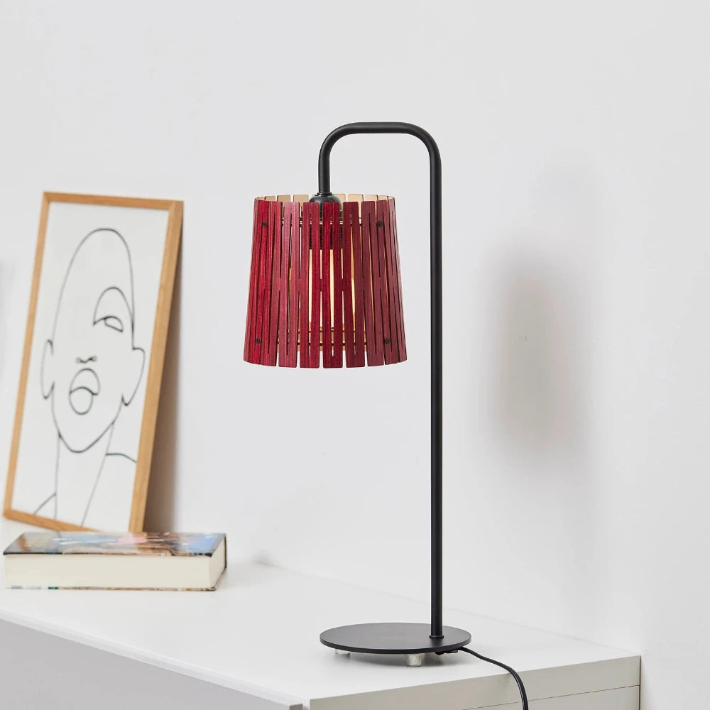 NKJ Design / Bordlampe / WOOD SEVEN / Birch Wine Red.
Rød bordlampe i birketræ fra NKJ Design med nordisk design og hyggelig LED belysning.