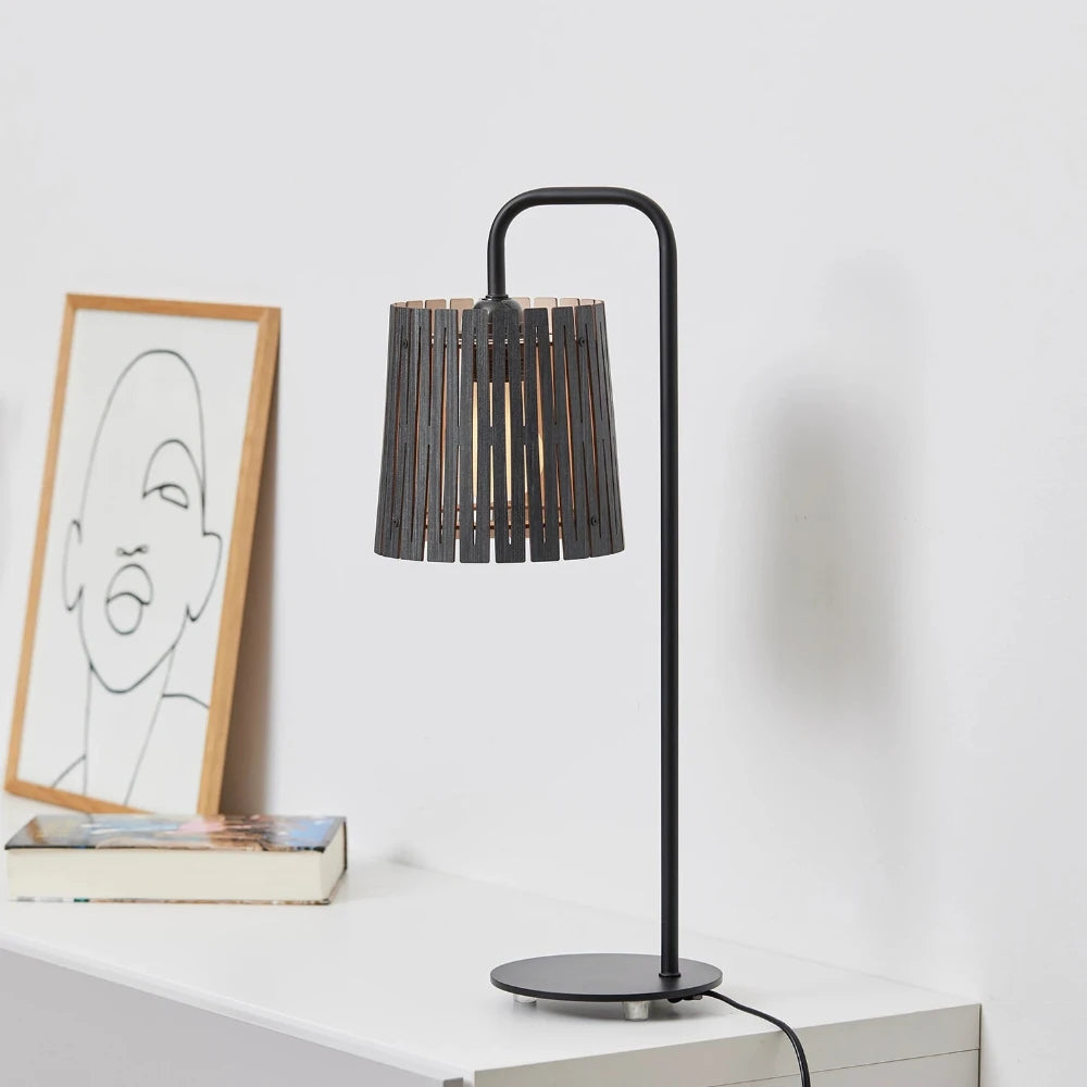 NKJ Design / Bordlampe / WOOD SEVEN / Birch Slate Grey.
Grå bordlampe i birketræ fra NKJ Design med moderne nordisk design og varm LED belysning.
