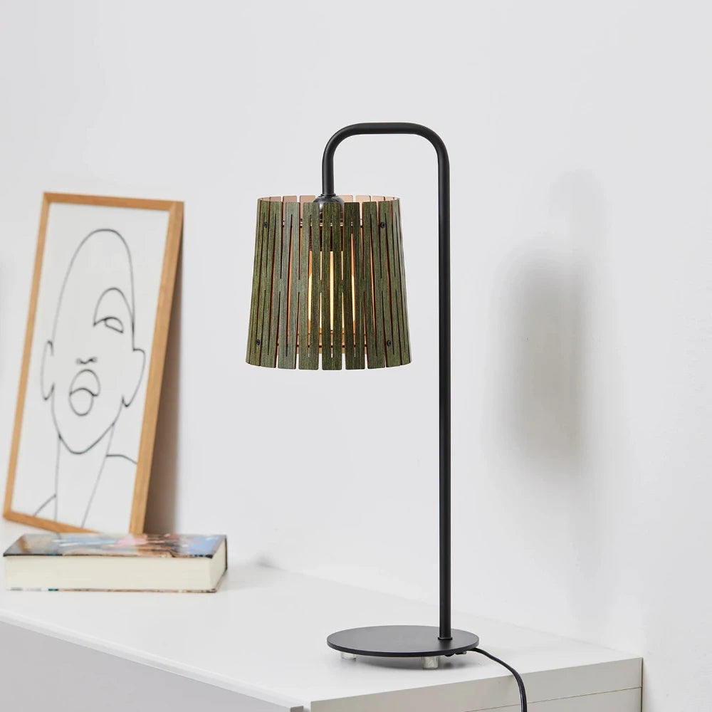 NKJ Design / Bordlampe / WOOD SEVEN / Birch Forest Green.
Grøn bordlampe i birketræ fra NKJ Design med varm belysning og moderne nordisk design.