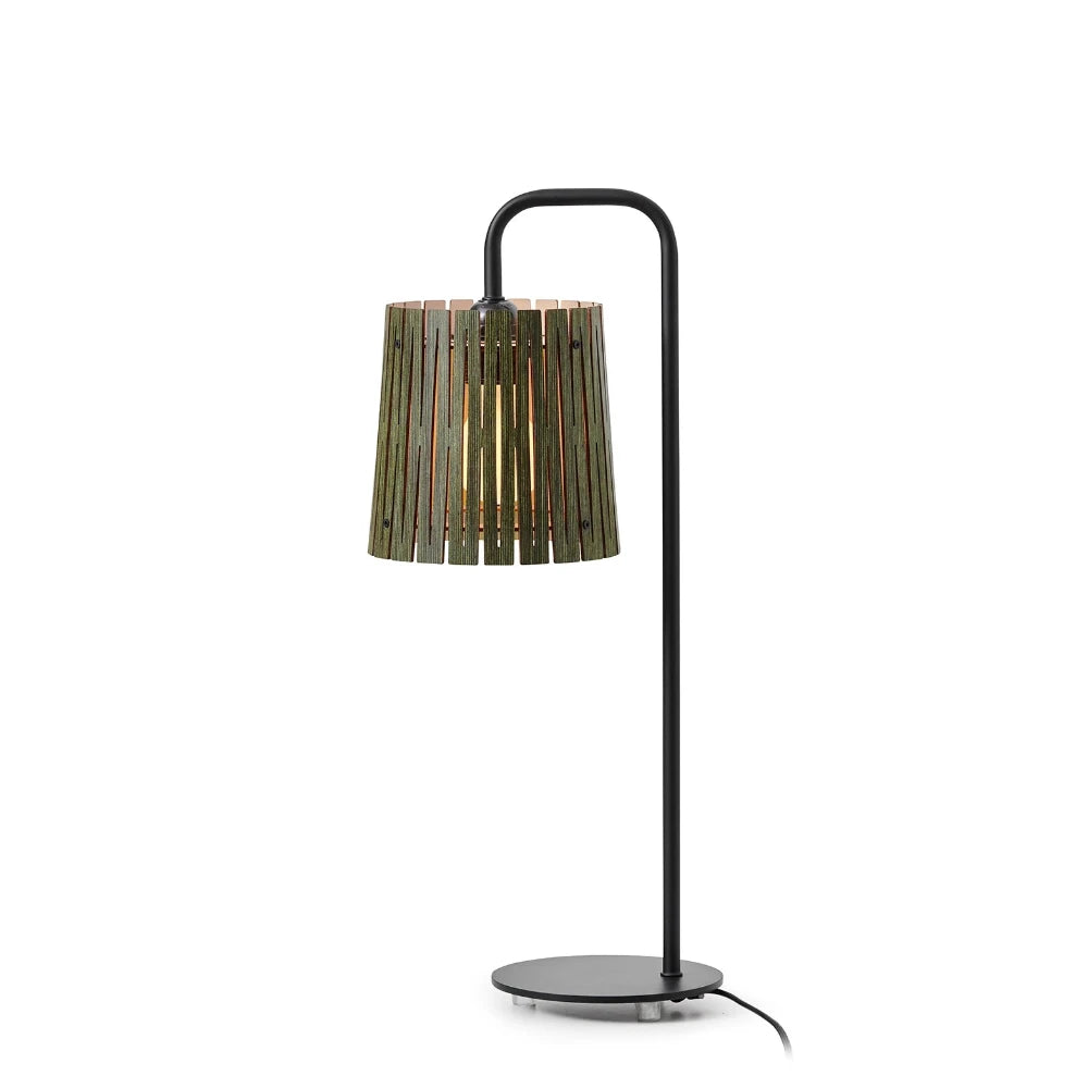 NKJ Design / Bordlampe / WOOD SEVEN / Birch Forest Green.
Håndlavet WOOD SEVEN Forest Green bordlampe fra NKJ Design med mørkegrøn lampeskærm og sort stel.