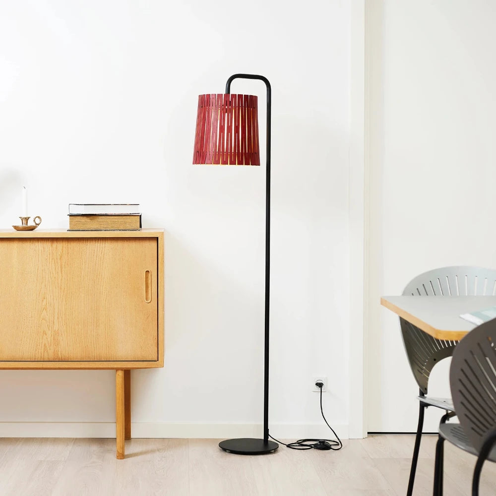 NKJ Design / Gulvlampe / WOOD NINE / Birch Wine Red.
Skandinavisk gulvlampe og standerlampe i rød birk fra NKJ Design med LED lyskilde og stilrent design.