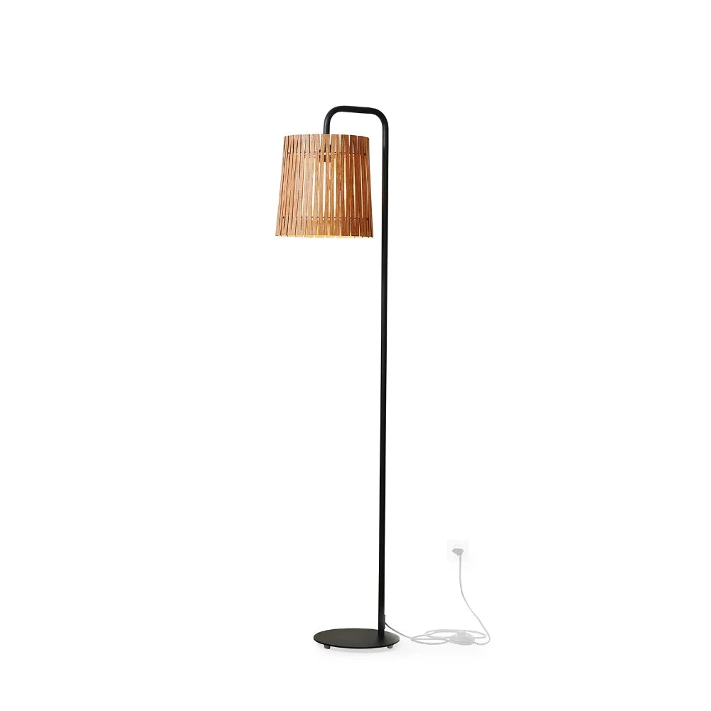 NKJ Design / Gulvlampe / WOOD NINE / Birch Wheat Brown.
Håndlavet WOOD NINE Wheat Brown gulvlampe fra NKJ Design med brun lampeskærm og sort stel.