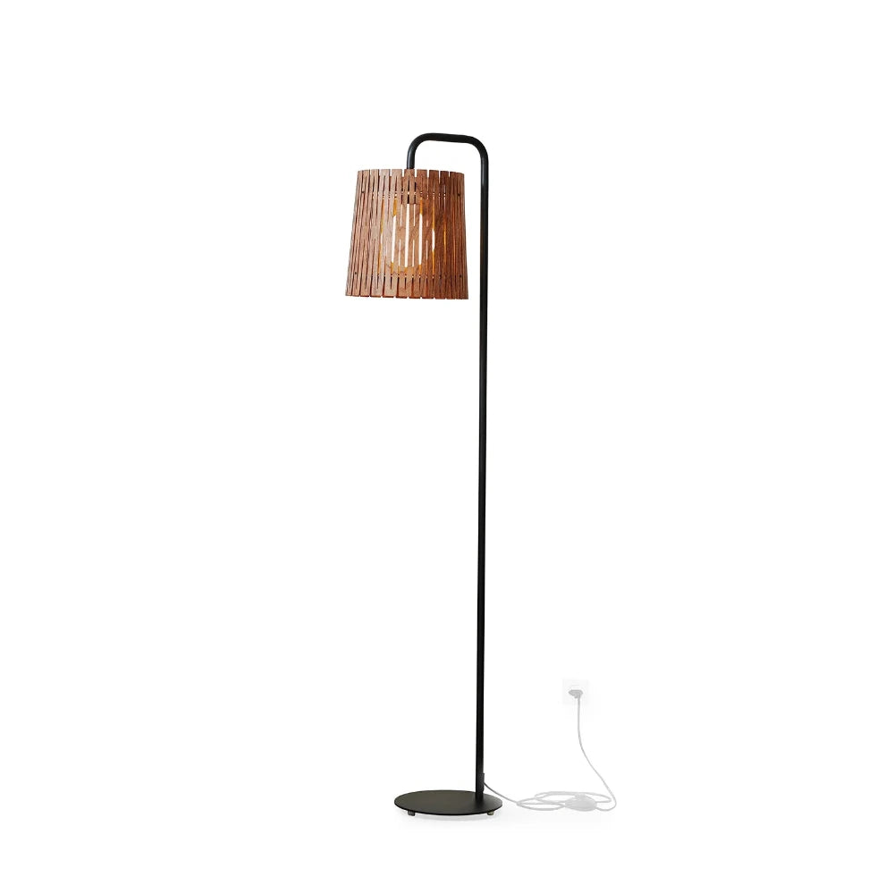 NKJ Design / Gulvlampe / WOOD NINE / Walnut.
Håndlavet WOOD NINE Walnut gulvlampe fra NKJ Design med lampeskærm i valnød og sort stel.