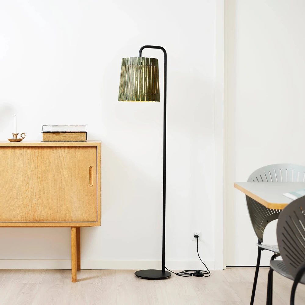 NKJ Design / Gulvlampe / WOOD NINE / Birch Forest Green.
Skandinavisk gulvlampe og standerlampe i grøn birk fra NKJ Design med LED lyskilde og stilrent design.