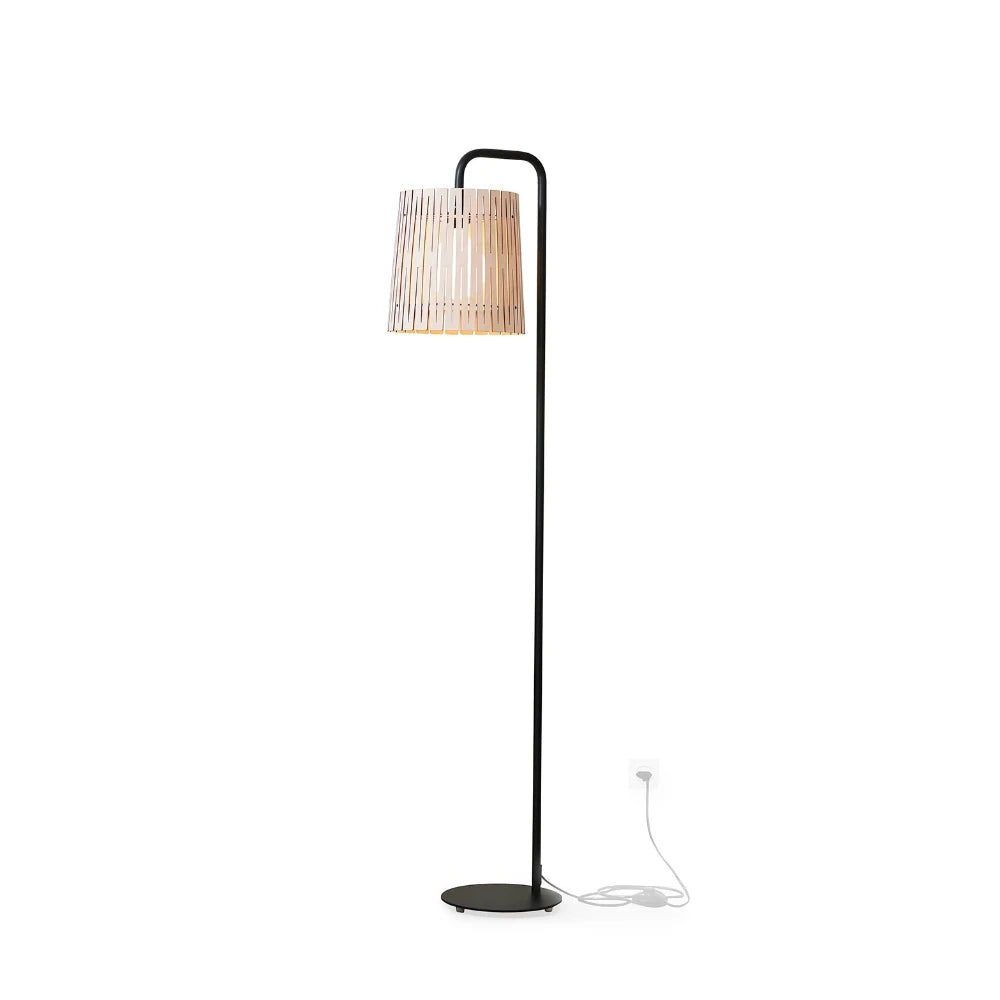 NKJ Design / Gulvlampe / WOOD NINE / Birch.
Håndlavet WOOD NINE Birch gulvlampe fra NKJ Design med lys lampeskærm i birketræ og sort stel.