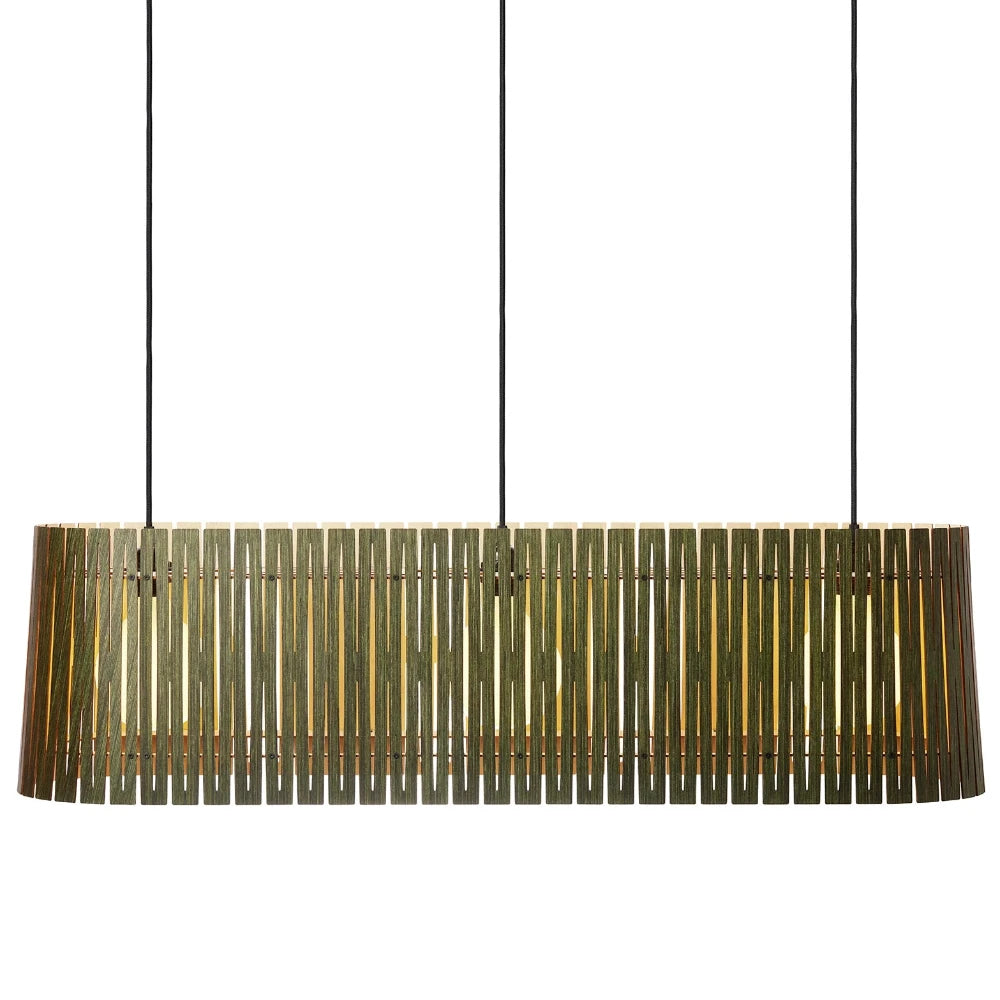 NKJ Design / Pendellampe / WOOD FIVE / Birch Forest Green.
Håndlavet WOOD FIVE Forest Green pendellampe fra NKJ Design med mørkegrøn lampeskærm til spisebord.