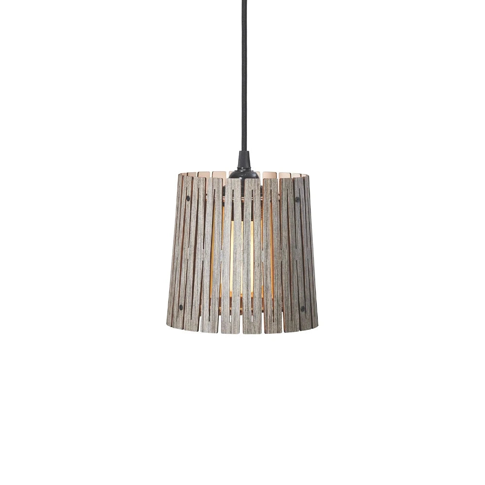 NKJ Design / Pendellampe / WOOD EIGHT / Birch Stone Grey.
Skandinavisk pendellampe og loftlampe i lys grå birk fra NKJ Design med varmt LED lys.