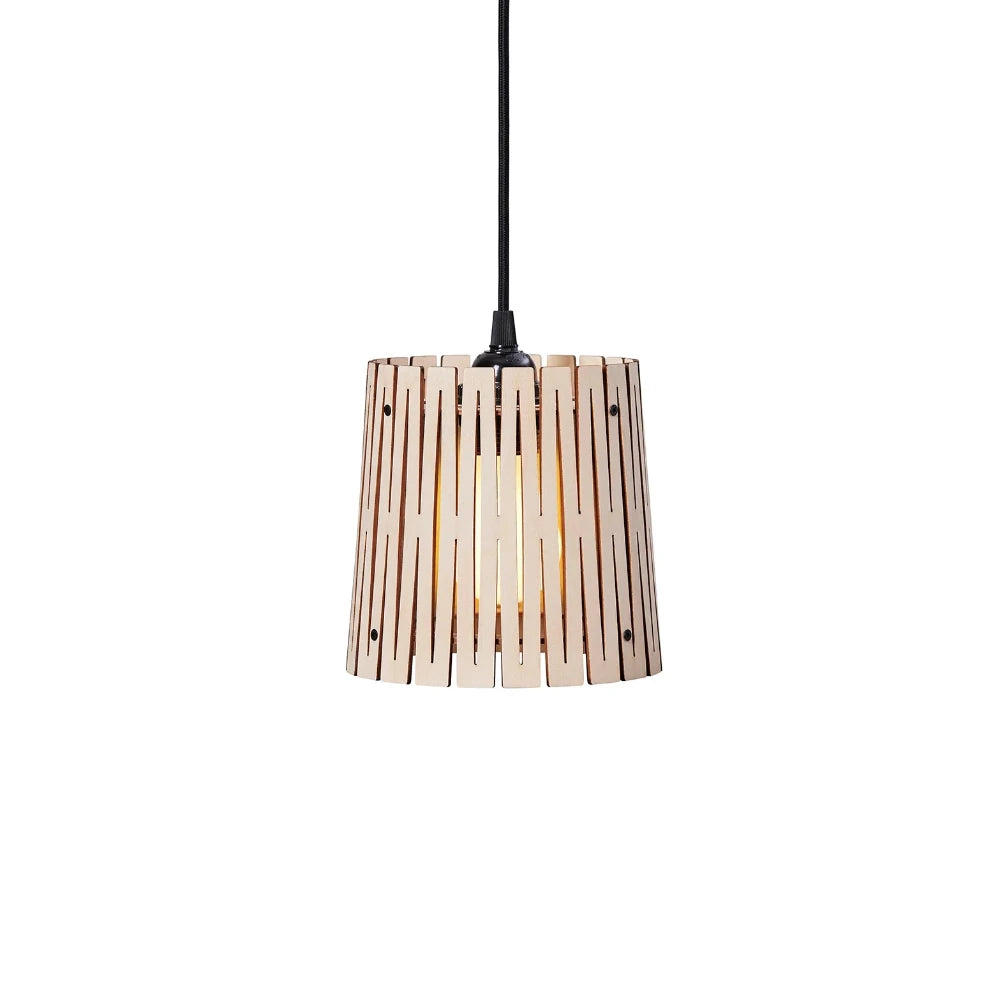NKJ Design / Pendellampe / WOOD EIGHT / Birch.
Håndlavet WOOD EIGHT Birch pendellampe fra NKJ Design i lyst birketræ med grafiske udskæringer.