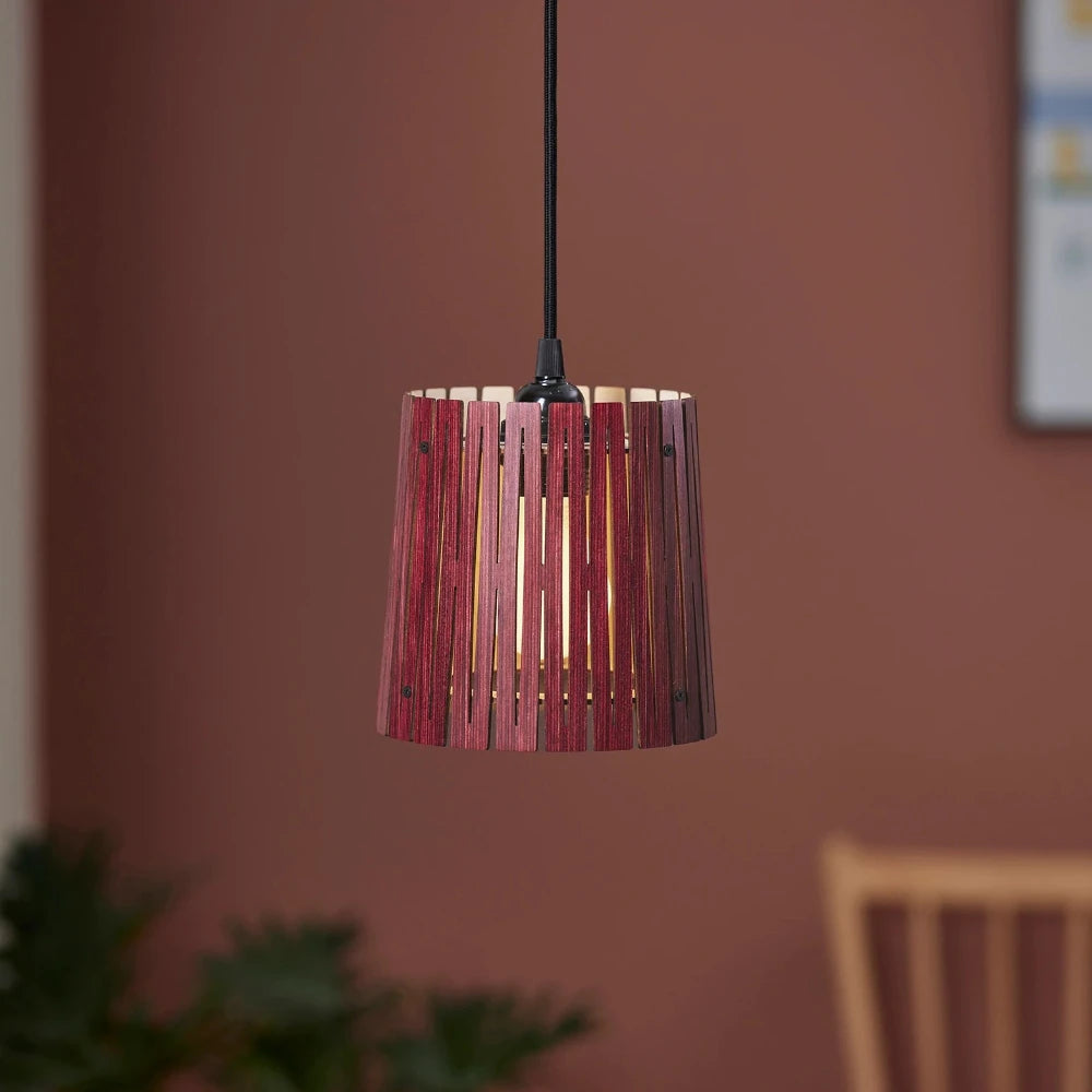 NKJ Design / Pendellampe / WOOD EIGHT / Birch Wine Red.
WOOD EIGHT hængelampe med wine red træskærm og elegant lysgennemgang til køkken eller stue.