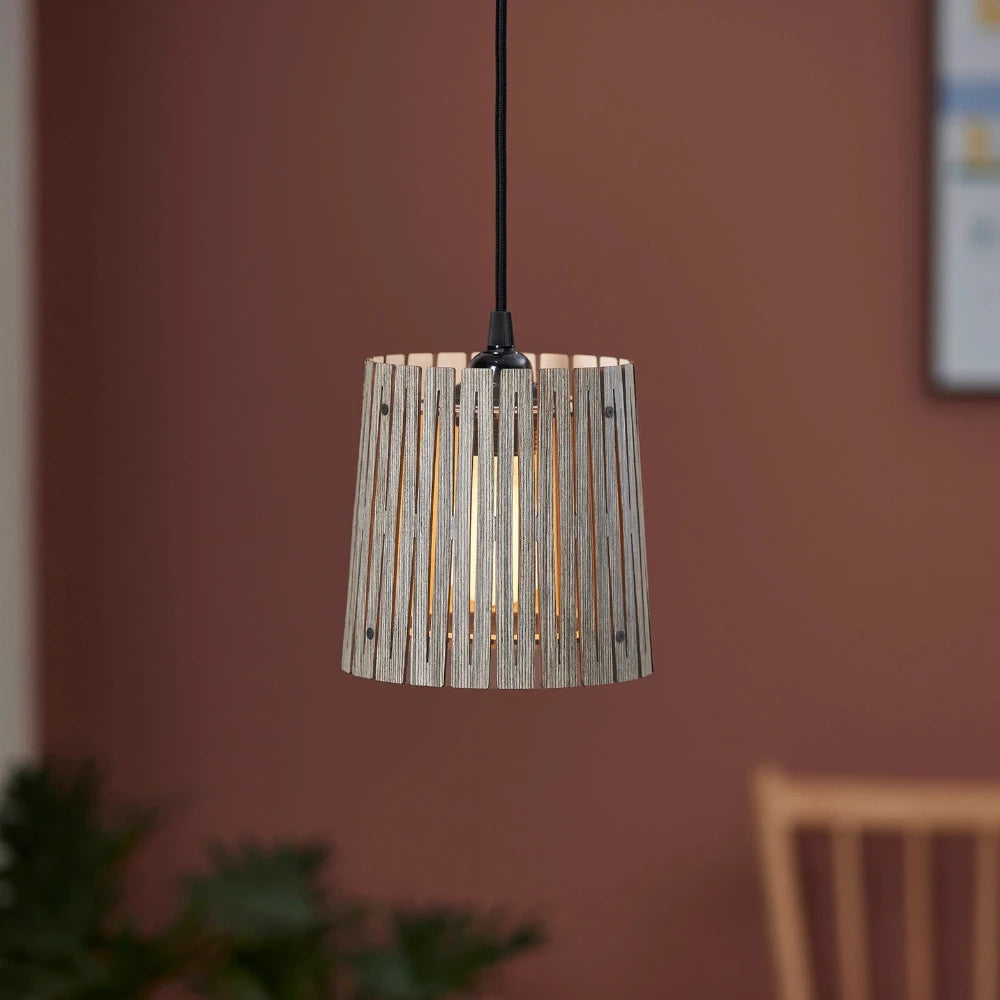 NKJ Design / Pendellampe / WOOD EIGHT / Birch Stone Grey.
Håndlavet WOOD EIGHT Stone Grey pendellampe fra NKJ Design med lys grå lampeskærm og grafiske udskæringer.