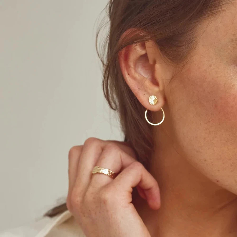 Jewelry by Grundled / Ørestikker / Scarlett / Forgyldt.
Elegante guldbelagte ørestikker med grafiske cirkler.