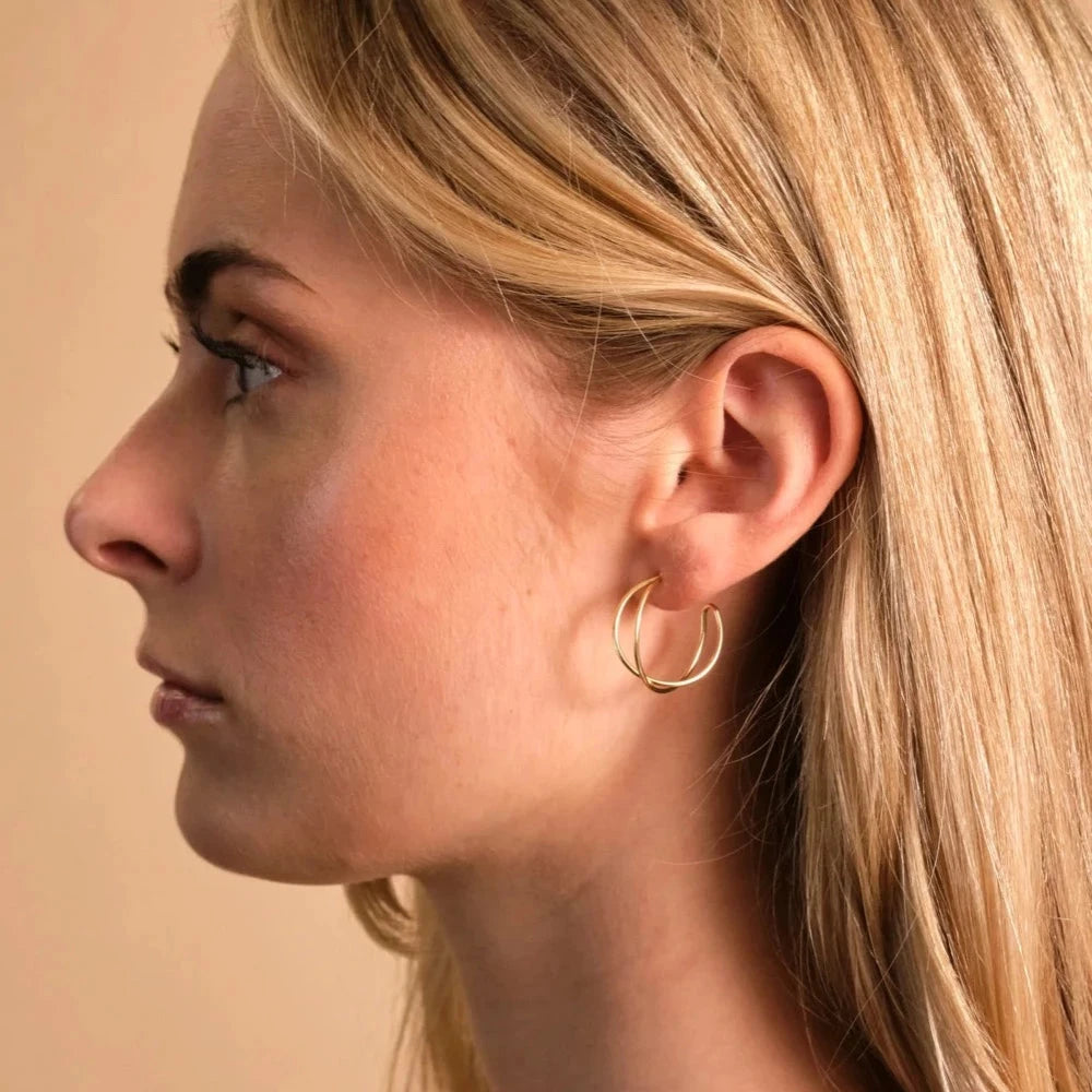 Jewelry by Grundled / Ørestikker / Mia / Stor / Forgyldt.
Elegante guldbelagte hoops med dobbelt look.