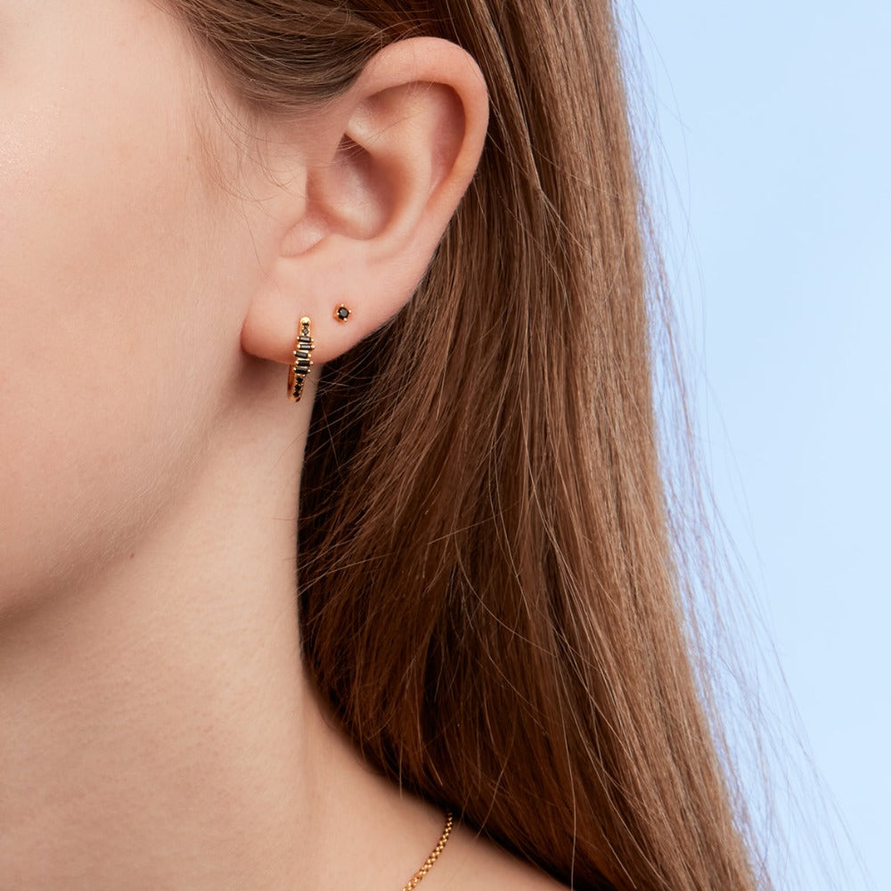 By Gabay / Øreringe / Crystal hoop / Sort / Forgyldt