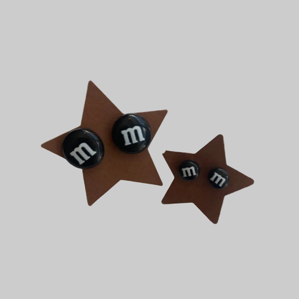 Zap Design / Ørestikker / M&M´s / Sort.
Sorte M&M’s ørestikker fra Zap Design.