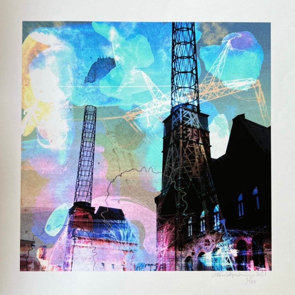 Kunsttryk / Kraftwörk 1.1 / Lars Vegas. Fotokunst collage af Lars Vegas med industrielle tårne, arkitektur og lag af blå, turkise og rosa farver.