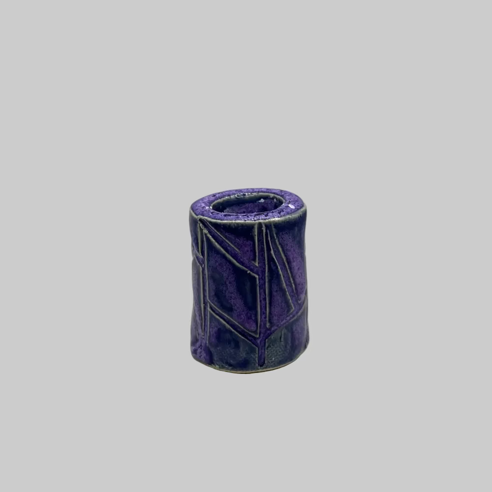 RG Ceramic / Lysestage / Vase / Mørkelilla / Mini.
Keramik mini vase med moderne og farverigt design.