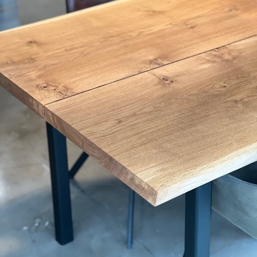 Tinga Tangos værksted / Plankebord / Egetræ / Naturolie.
Håndlavet plankebord i egetræ med sorte metalben til moderne spiseplads.