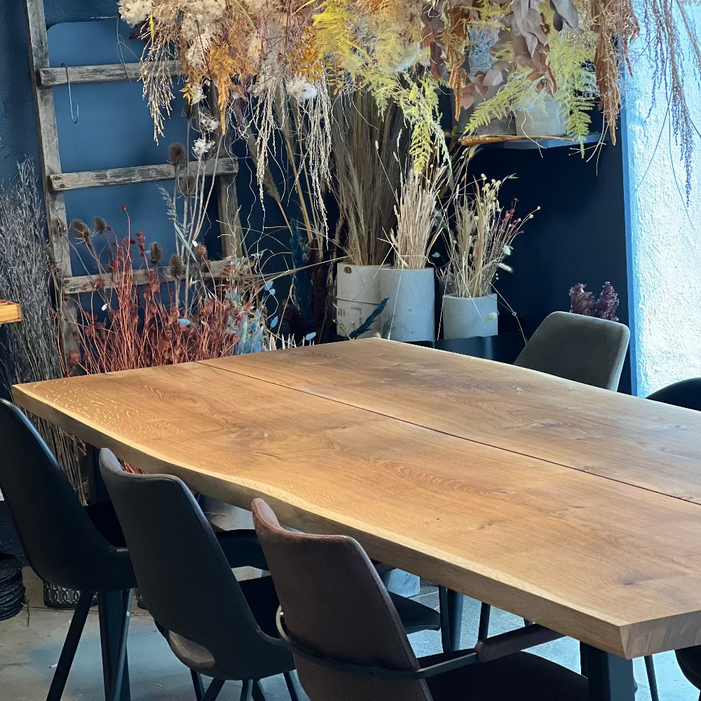 Tinga Tangos værksted / Plankebord / Egetræ / Naturolie.
Dansk design spisebord i massivt egetræ med varm træglød.