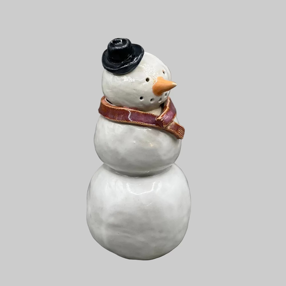 RG Ceramic / Snemand #2 / Stor.
Håndlavet snemand i keramik med hat og Tørklæde.
