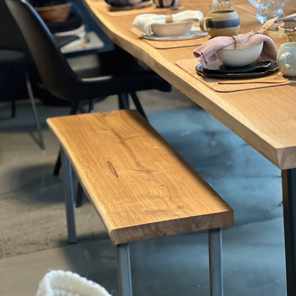 Tinga Tangos værksted / Bænk / Egetræ / Håndlavet dansk design.
Træbænk i massivt egetræ med rå overflade og metalstel.