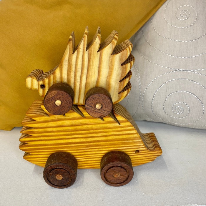 Jost lille pindsvin på hjul - Sibirisk lærketræ