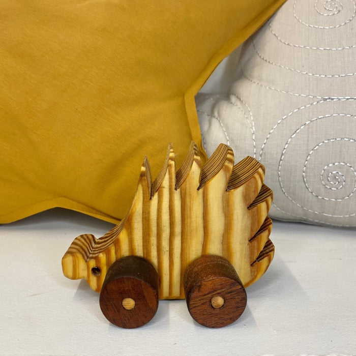 Jost lille pindsvin på hjul - Sibirisk lærketræ