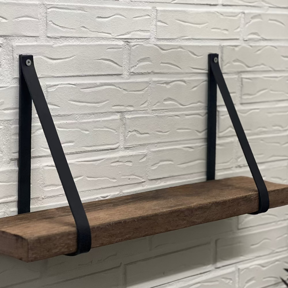 Hylde / Skibsplanke / Håndlavet dansk design / Stor.
Rå hylde i skibsplanke med læderstropper på væg.