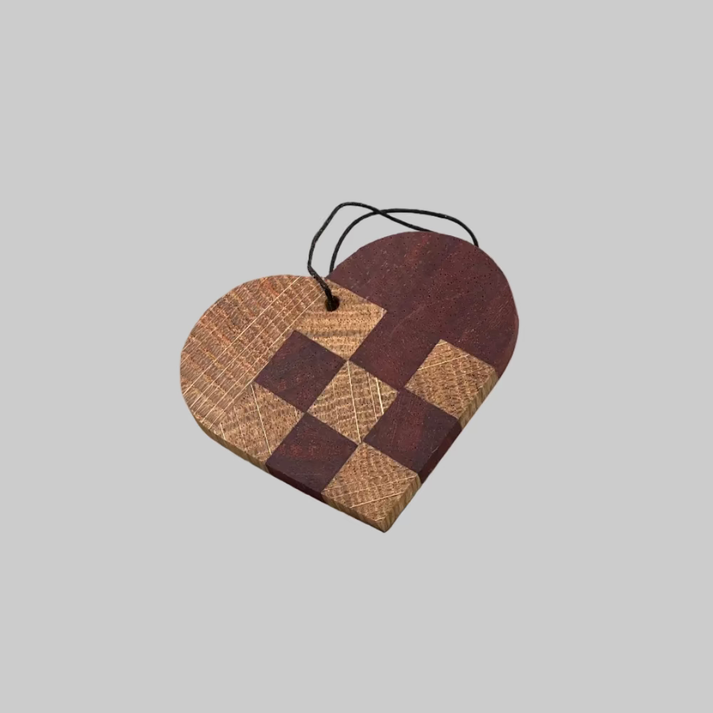 Julehjerte / Genbrugstræ / Møller Træ.
Dekorativt julehjerte i træ med unikt patchwork design.