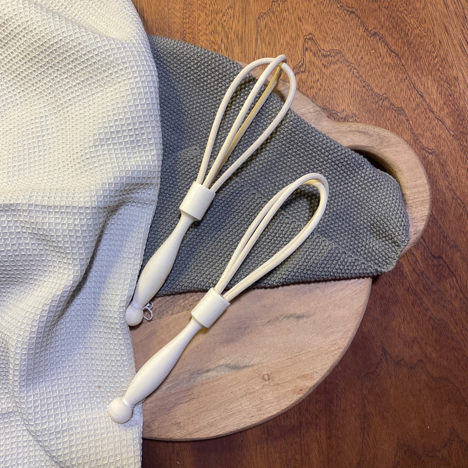 Arne Nielsen/ Træværkstedet piskeris - lyst træ