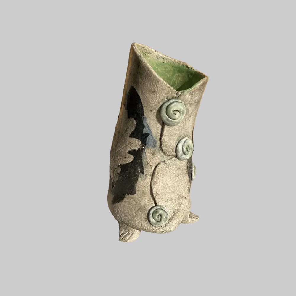 Ginette Wien vase - No.2. Håndlavet keramikvase fra Ginette Wien med grøn inderside og struktur.