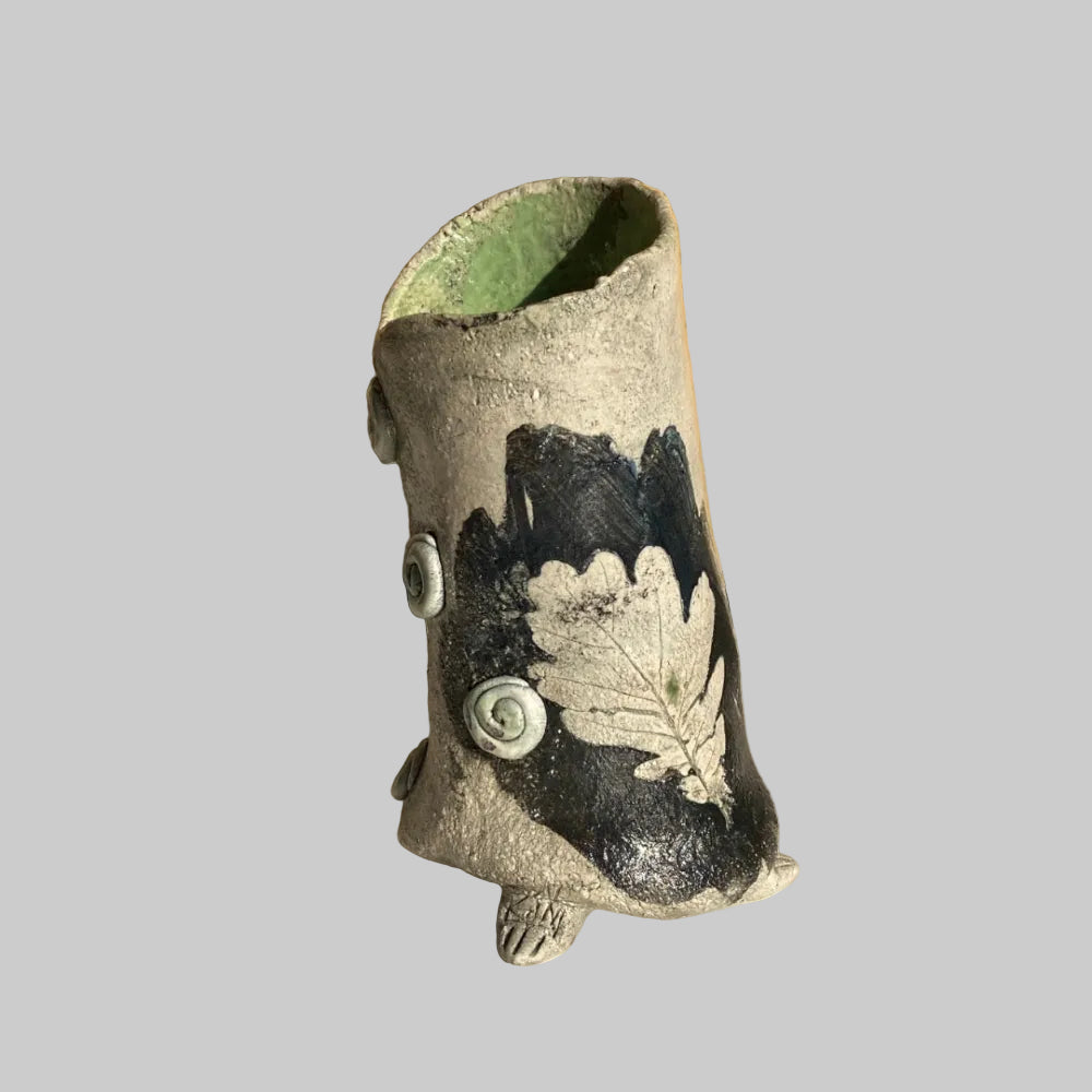Ginette Wien vase - No.2. Unik vase i keramik med spiral-detaljer og organisk form.