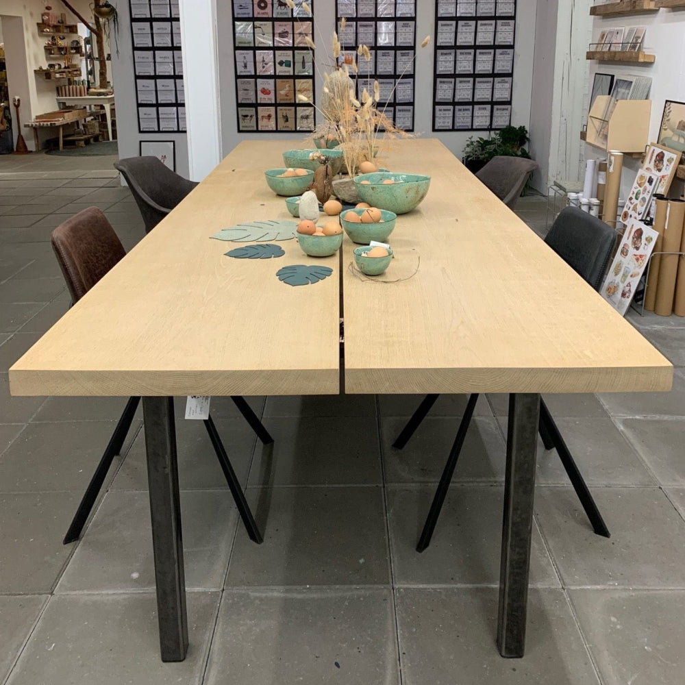 Tinga Tangos Værksted / Plankebord / Egetræ / Sæbebehandlet.
Dansk design spisebord i massivt egetræ med brede planker.