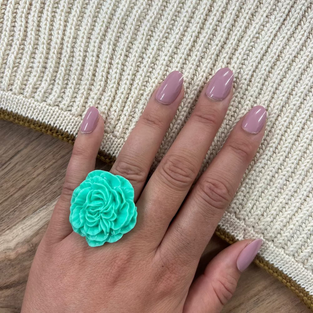 Blomsterring / Plastikblomst / Plastikrose / Turkis. Ring med stor grøn rose fra Jack of all Arts – håndlavet statement smykke.