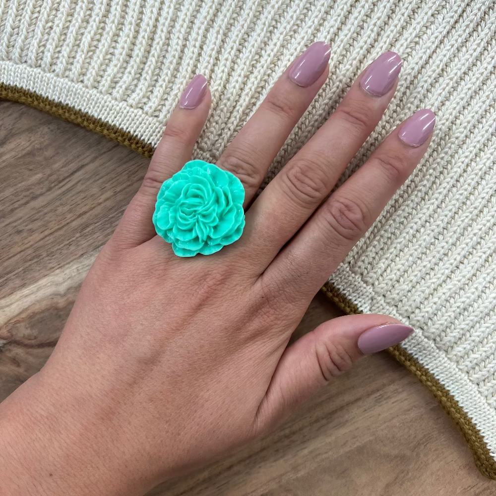 Blomsterring / Plastikblomst / Plastikrose / Turkis. Statement ring med blomst – unik håndlavet ring i farverigt design. Ring med rose i plast – upcycled smykke fra Jack of all Arts.