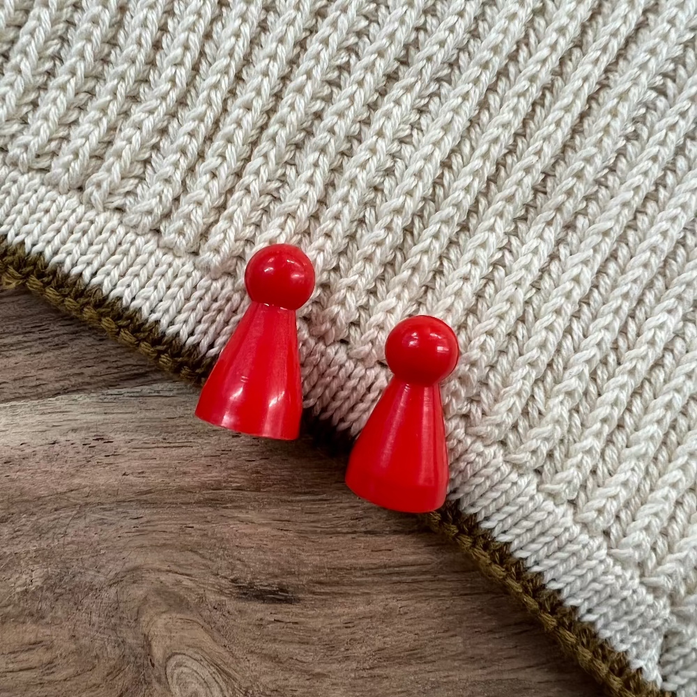 Ludobrik øreringe / Rød. Ørestikker med ludobrikker fra Jack of all Arts – farverige og håndlavede smykker i plastik.