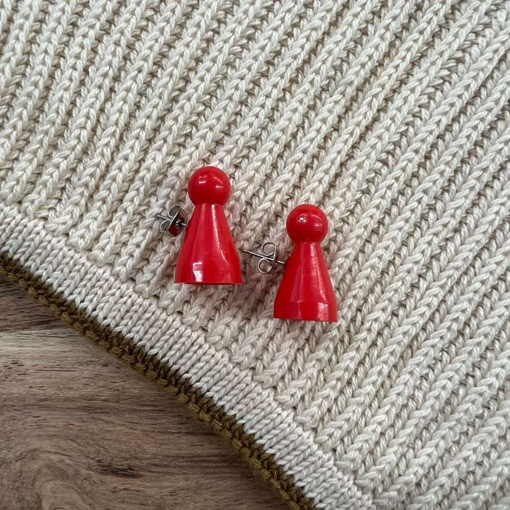 Ludobrik Øreringe / Rød. Ørestikker med ludobrikker fra Jack of all Arts – farverige og håndlavede smykker i plastik.