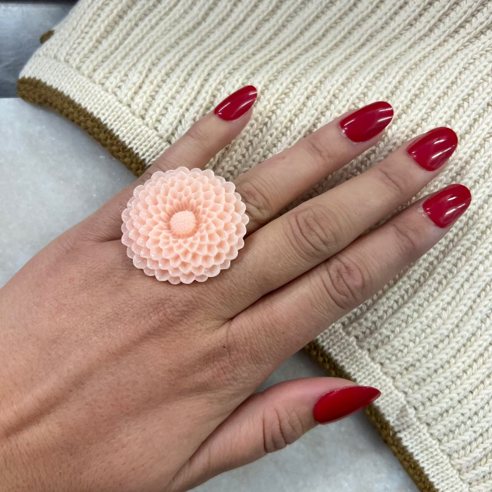 Blomsterring / Lyserød / Plastikblomst / Plastikring. Ring med stor lyserød blomst fra Jack of all Arts – håndlavet statement smykke.