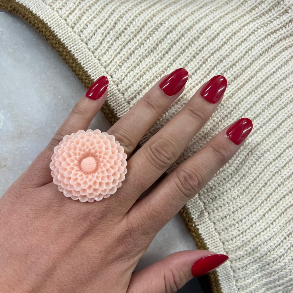 Blomsterring / Lyserød / Plastikblomst / Plastikring. Ring med stor lyserød blomst fra Jack of all Arts – håndlavet statement smykke.