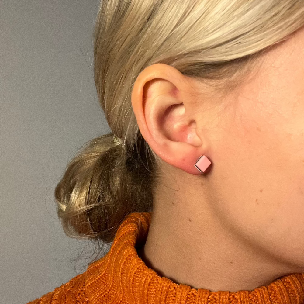 Ørestik / Lakridskonfekt / Lyserød / Maria Ortmann. Håndlavet ørestik med lyserød lakridskonfekt i polymer ler.