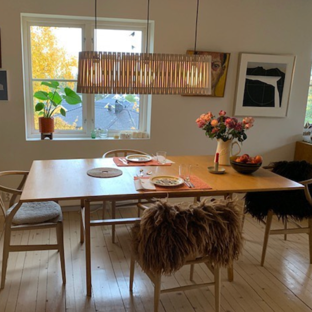 NKJ Design / Pendellampe / WOOD FIVE / Birch.
Stor spisebordslampe og lang pendellampe i birk fra NKJ Design med moderne dansk design.