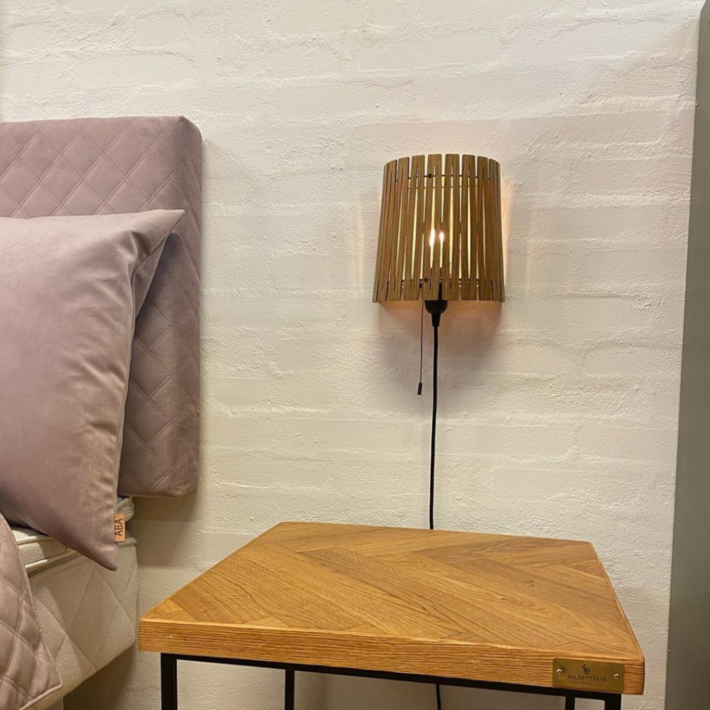 NKJ Design / Væglampe / WOOD SIX / Walnut.
Moderne væglampe i valnød til stue, gang eller soveværelse.