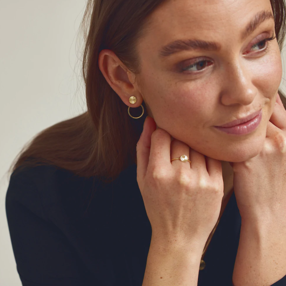 Jewelry by Grundled / Ring / Scarlett / Forgyldt.
Elegant guldbelagt ring med rundt frontdesign.