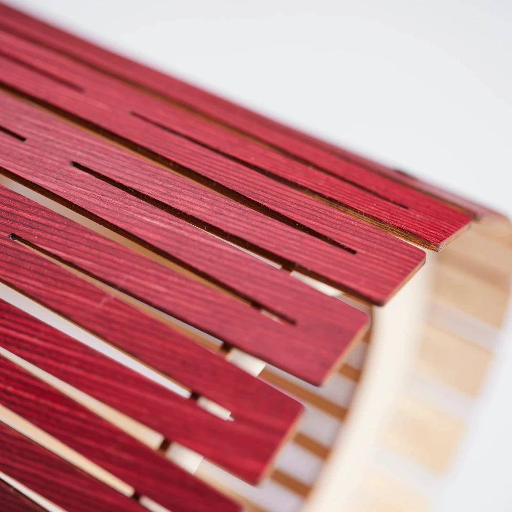 NKJ Design / Bordlampe / WOOD SEVEN / Birch Wine Red.
WOOD SEVEN lampe med wine red træskærm, lys inderside i birk og sort pulverlakeret stel.