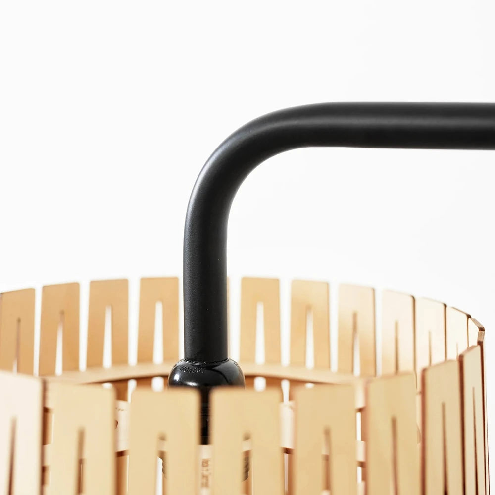 NKJ Design / Gulvlampe / WOOD NINE / Birch.
WOOD NINE gulvlampe med sort pulverlakeret stel og lys træskærm til stue eller entré.