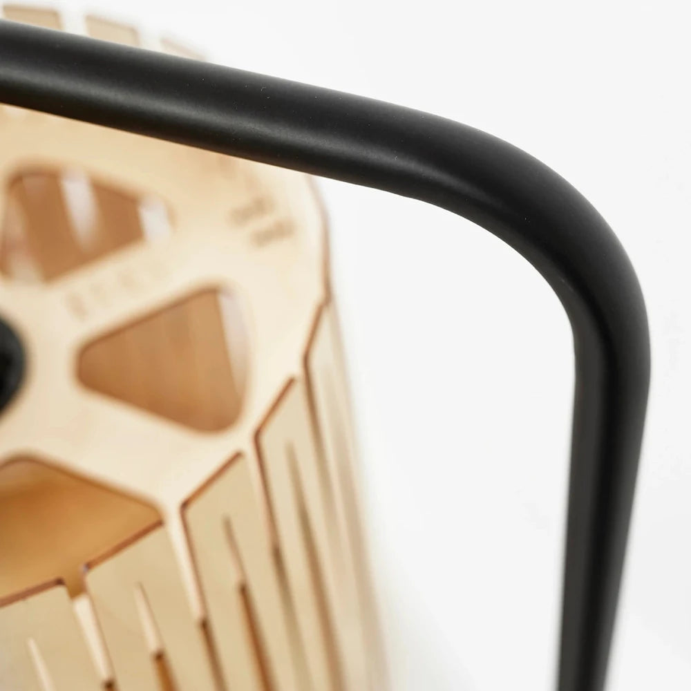 NKJ Design / Gulvlampe / WOOD NINE / Birch.
Danskproduceret standerlampe fra NKJ Design i birketræ med varmt lys og elegant sort stel.