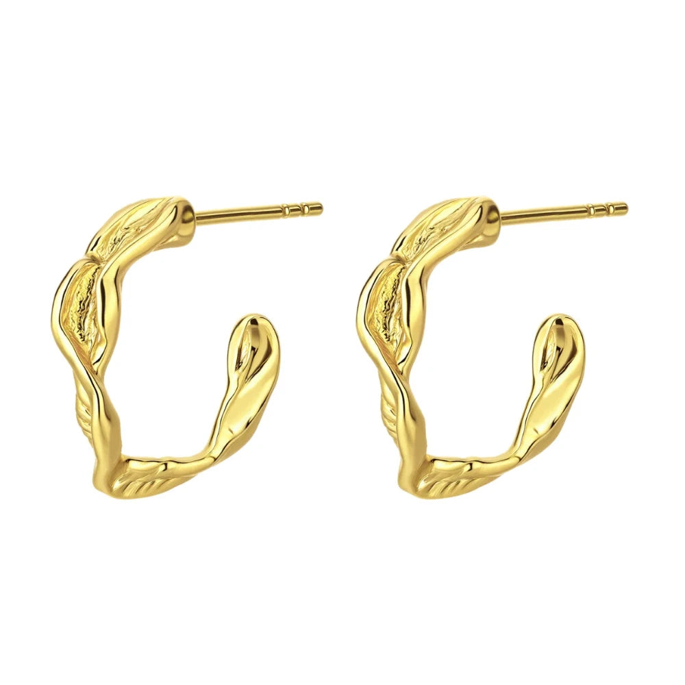 Zefina Denmark / Ørestikker / Hoop / Elisa / Stor / Forgyldt.
Store Elisa hoops fra Zefina Denmark med organisk design.