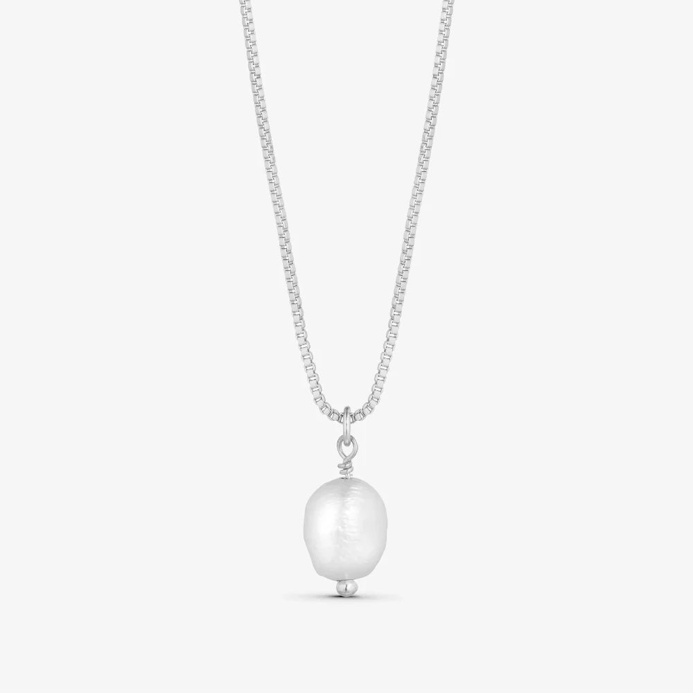 Jewelry by Grundled / Halskæde / Lea / Forsølvet.
Sølvbelagt Lea halskæde med ferskvandsperle fra Grundled.